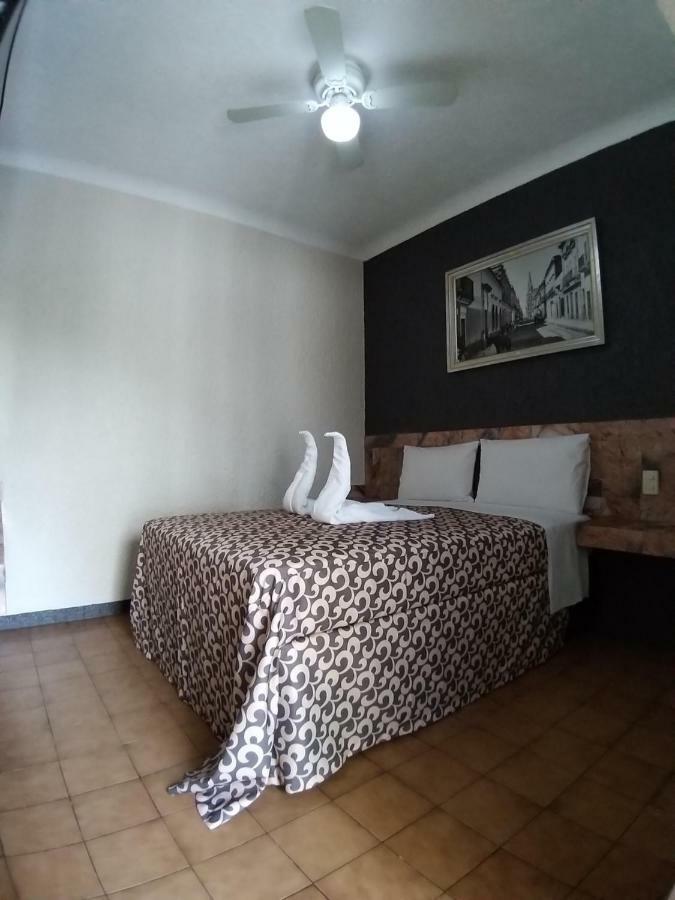 Hotel Aguila Гуадалахара Екстериор снимка