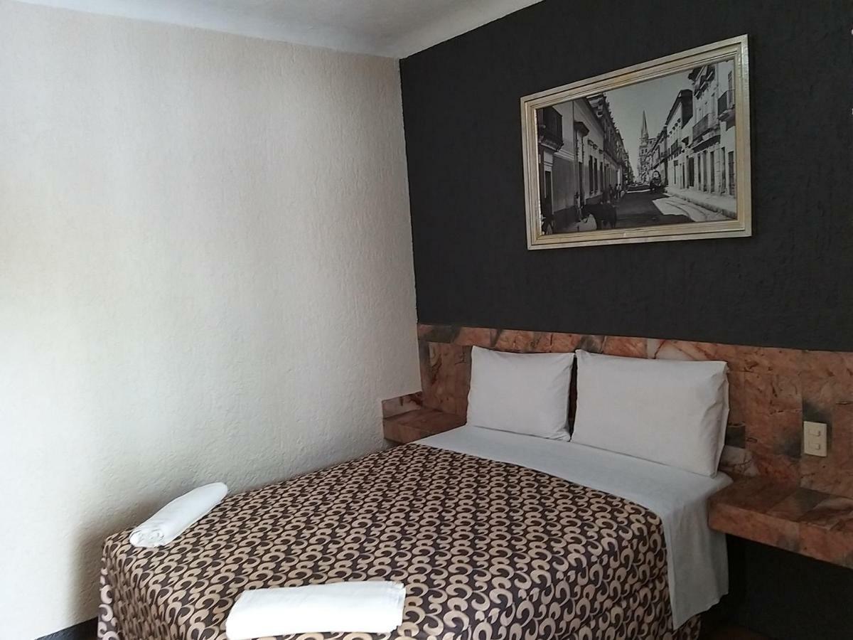 Hotel Aguila Гуадалахара Екстериор снимка